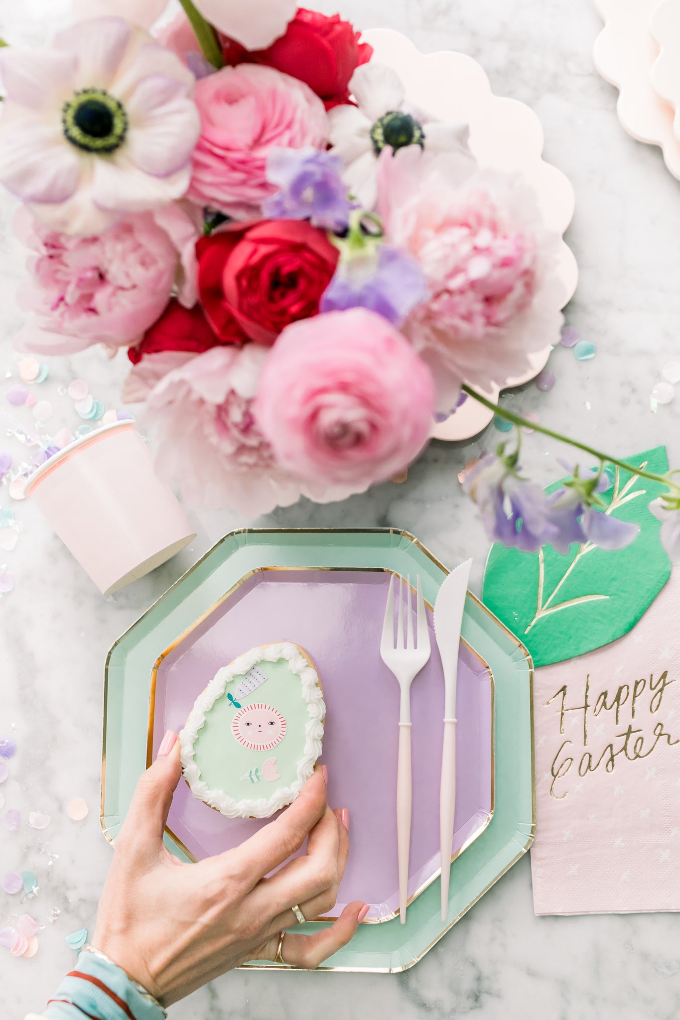 Pastel Easter party supplies and Easter table decoration ideas.