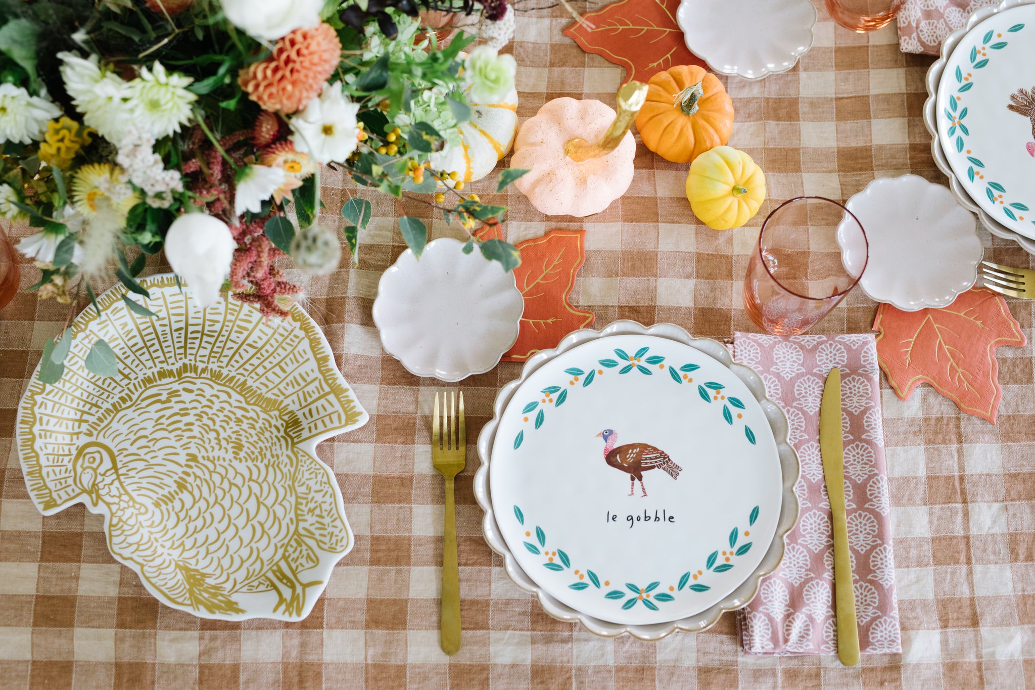 Turkey themed Thanksgiving tableware.