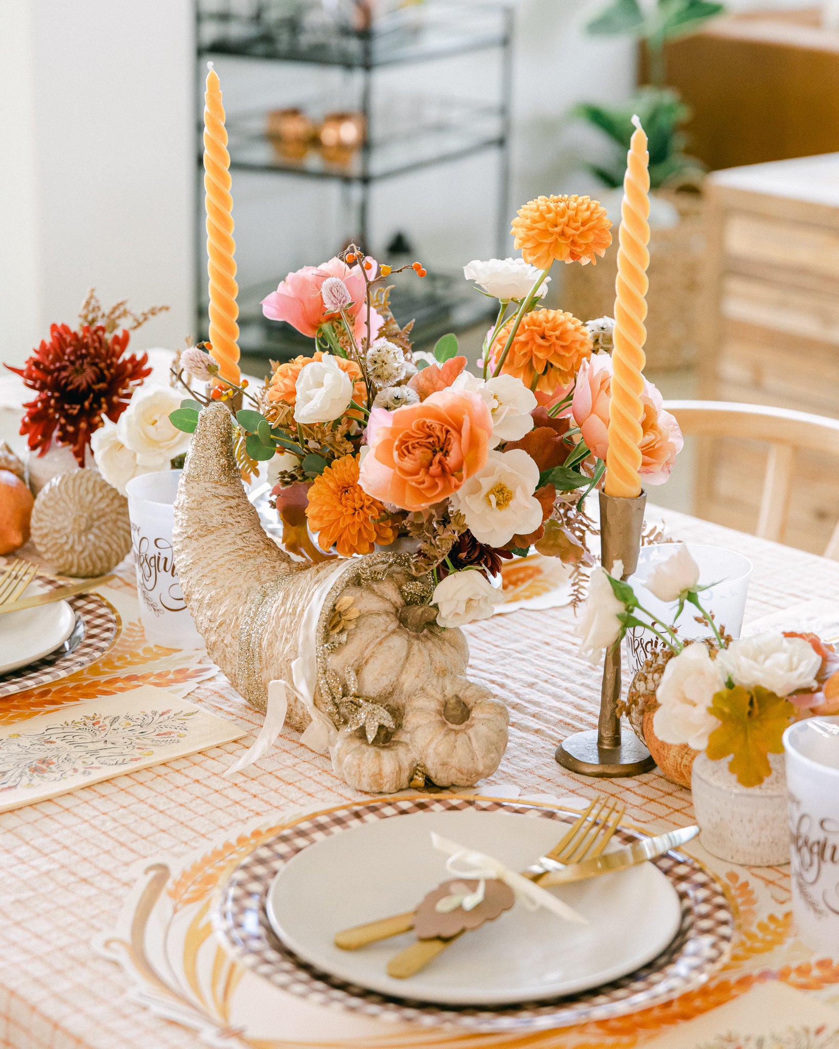 Thanksgiving centerpiece ideas with florals.