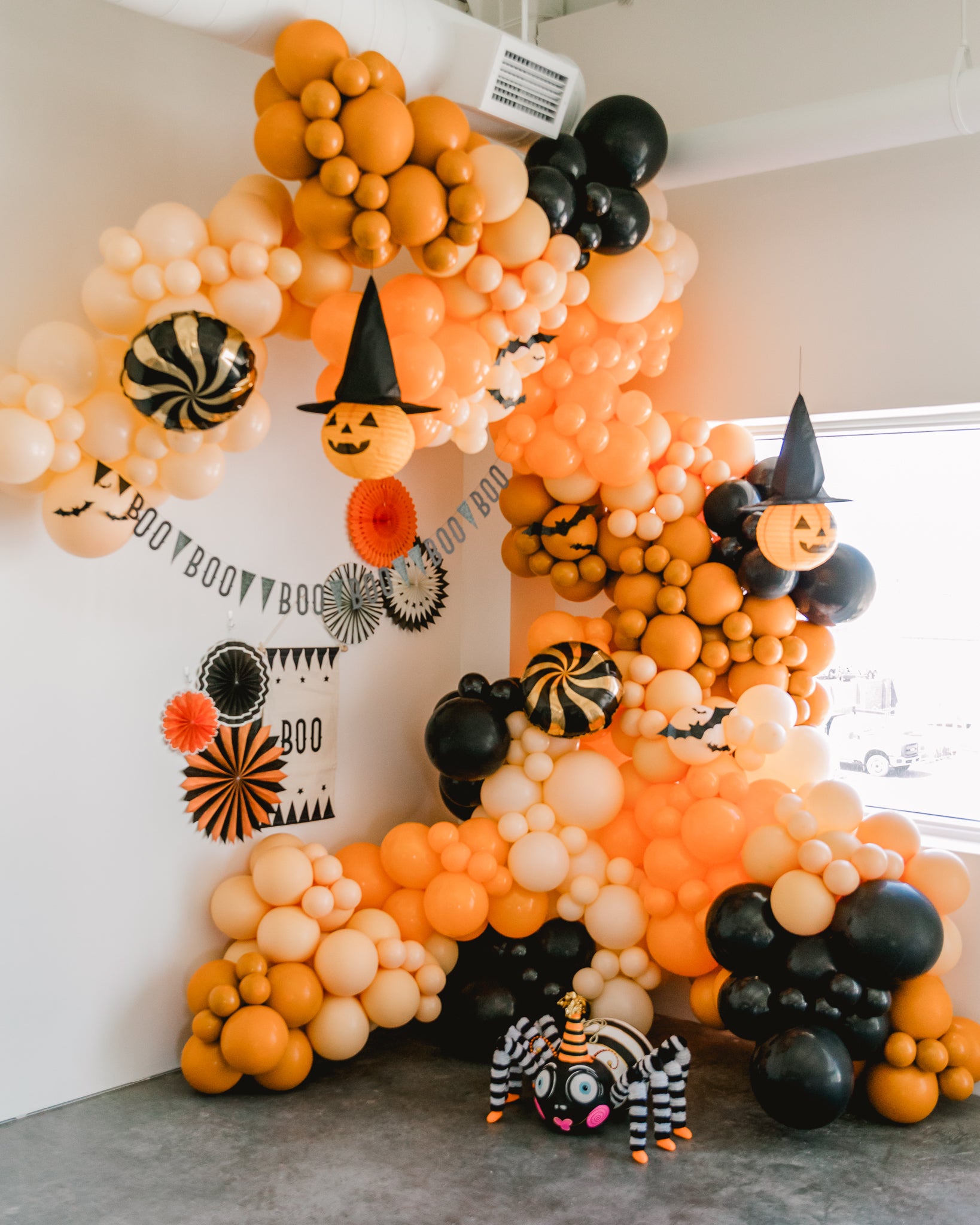 Vintage Halloween party ideas with a black and orange balloon installation.