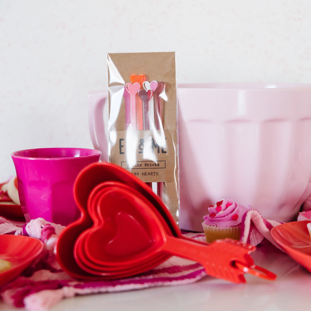 https://cdn.shopify.com/s/files/1/0387/2417/products/valentines-day-kitchen-supplies-bonjour-fete-2_25edb5a9-2f97-4899-93f1-40c06ff08c16.jpg?v=1646628821&width=1000