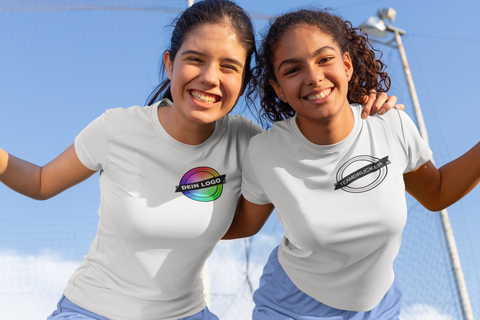 Zwei glückliche Sportlerinnen in Teamdrucker Kleidung