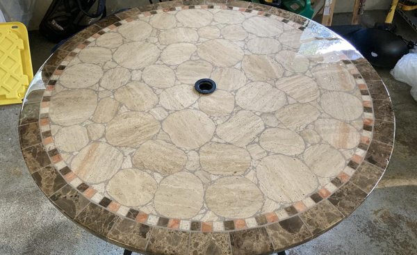 A beautiful round table with a clean epoxy finish, bubble-free thanks to an epoxy seal coat.