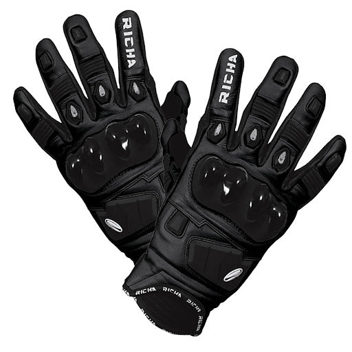 Un par de guantes de montar de color negro.