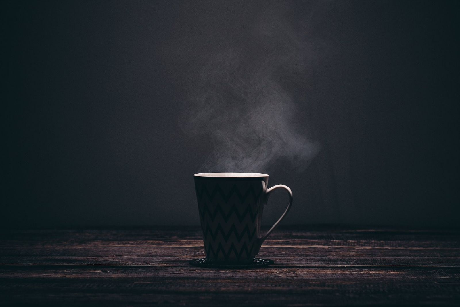 Tasse frisch gebrühter entkoffeinierter Kaffee von OHNE für mehr Leistungsfähigkeit
