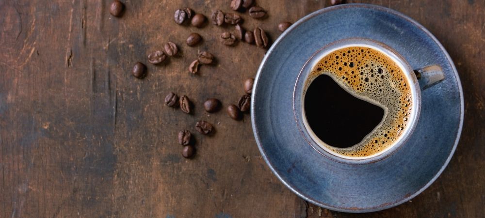 koffeinfreier Kaffee in Tasse vor rostigem Hintergrund ist kaffee ungesund