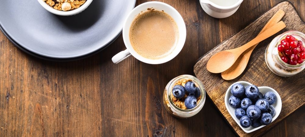 Entkoffeinierter Espresso Kaffee auf Tisch mit vielen gesunden Lebensmitteln ist Kaffee gesund?