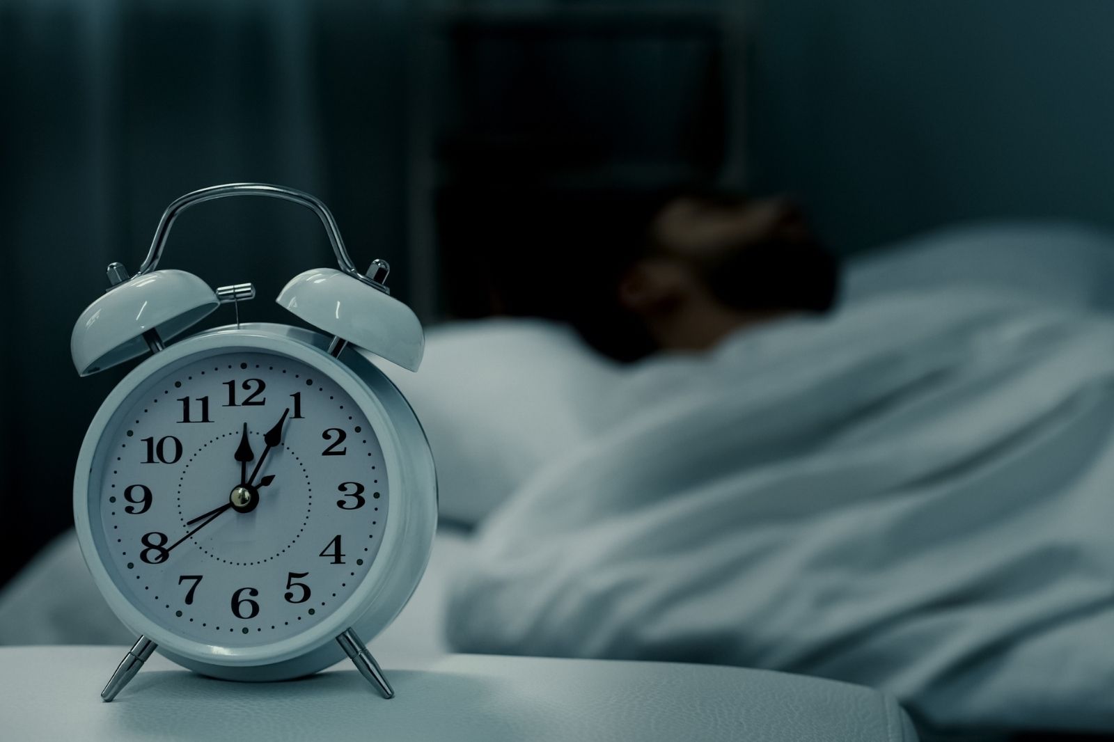 Ein Wecker zeigt wie viel Schlaf gesund ist