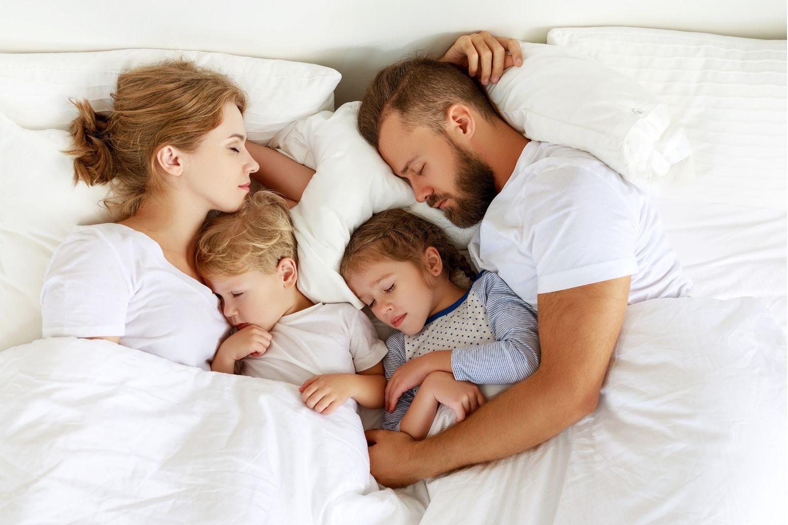 Familie hat einen guten Schlaf weil sie auf Koffein verzichtet