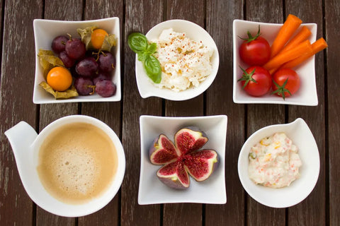 Gesundes Frühstück mit entkoffeiniertem Kaffee und organischem Olivenöl