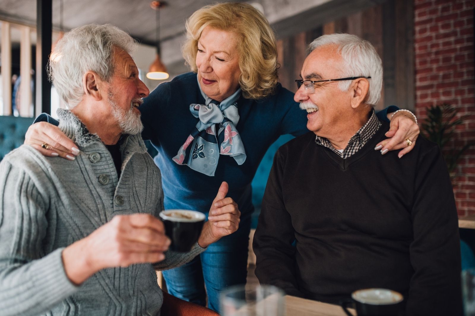 Oma und Opa trinken entkoffeinierten Kaffee mit Freunden