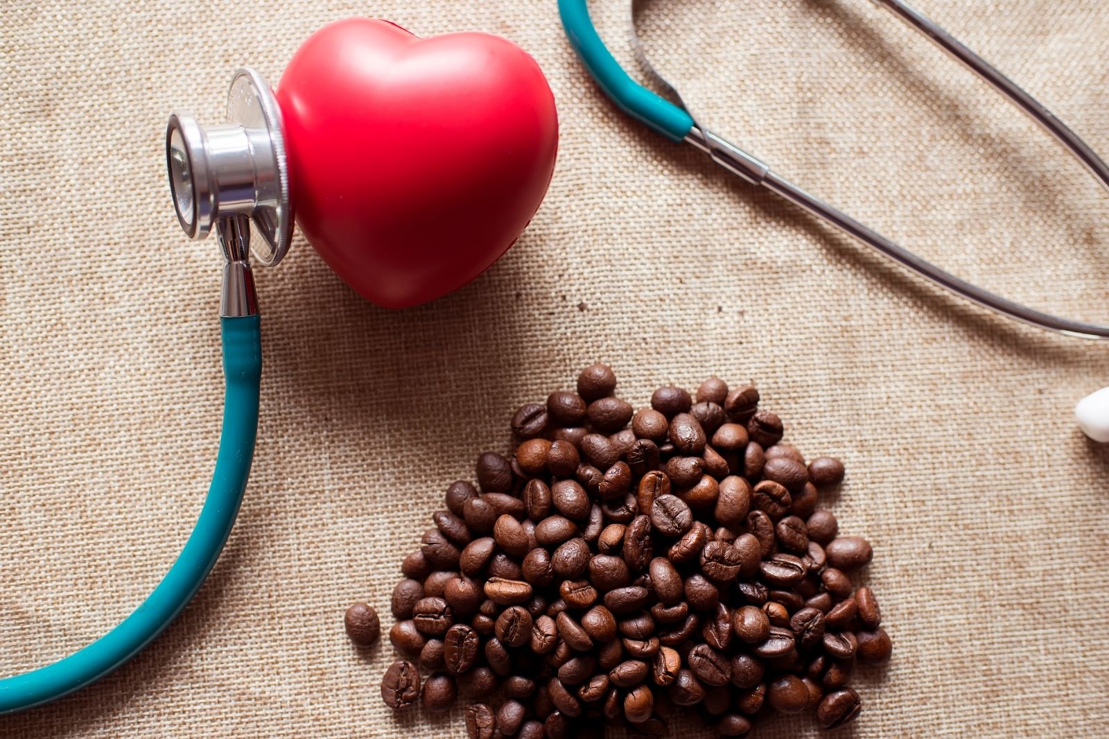 Entkoffeinierter Kaffee zusammen mit Arztequipment. Entkoffeinierter Kaffee ist gesund.