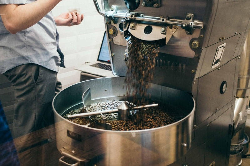 Trommelröstung von entkoffeiniertem Kaffee von OHNE. 