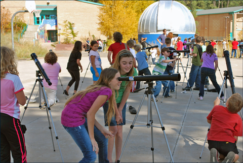 Los niños en la escuela usan el galililesoscopio en Flagstaff, Arizona. Foto S. Pompea, noao