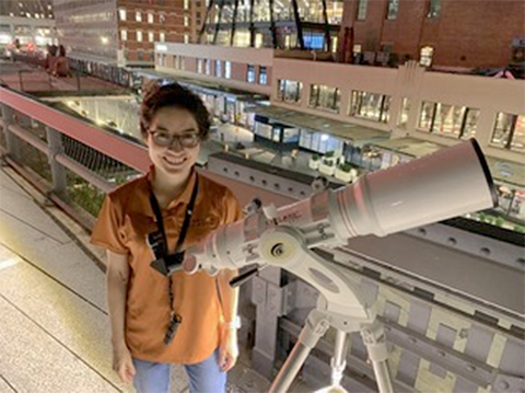 Jessica in der High Line, einem beliebten öffentlichen Park, der auf einer historischen, erhöhten Frachtlinie auf der Westseite von Manhattan gebaut wurde. 