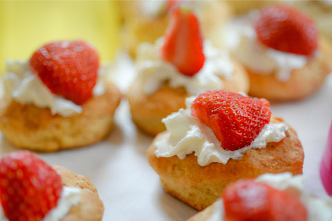 Scone broodje met verse aardbei in plaats van jam.