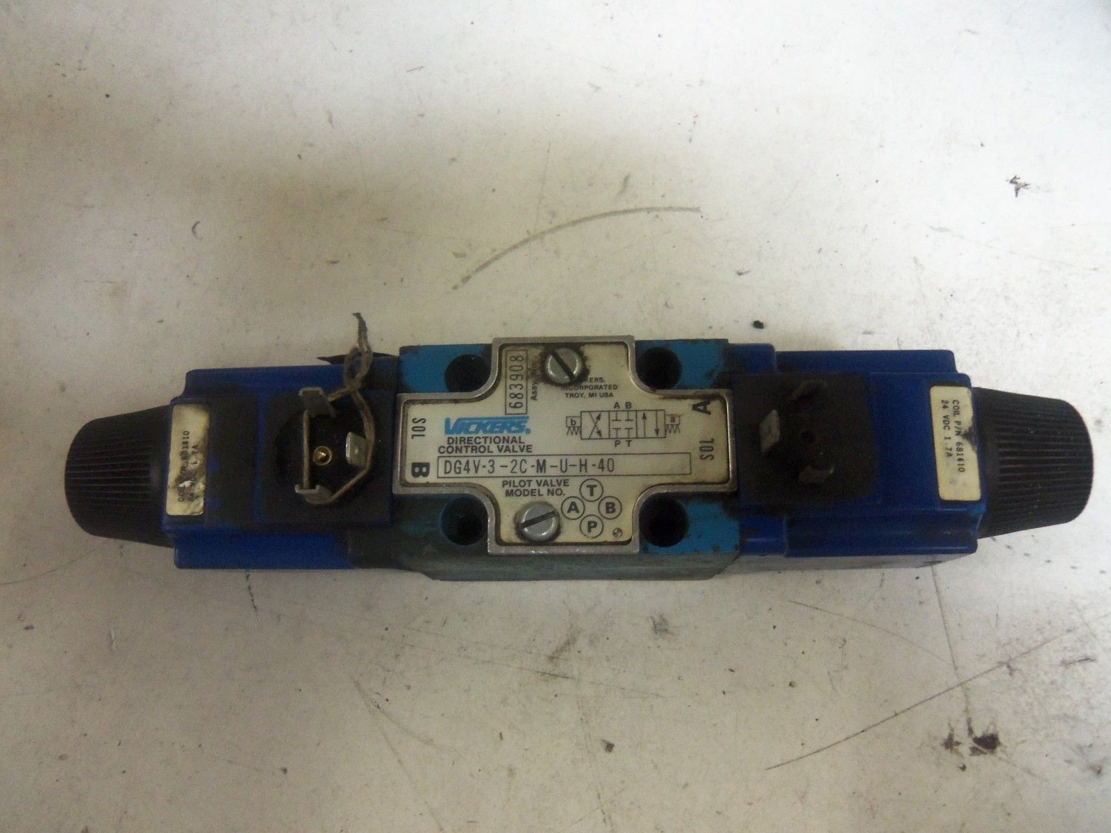 Vickers Dg4v 3 2c M U H 40 Solenoid Operated Directional Valve Used