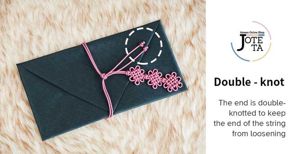 This highlights the feature of our daisy Korean money envelope. The double knot around the cloth ensurs that the cloth will stay closed and the valuables inside will stay intact.
