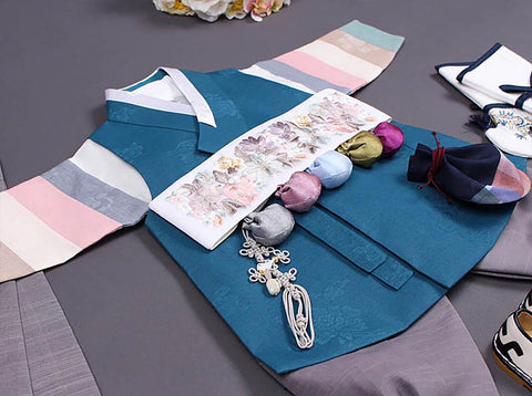 In this picture you can see how the Dol belt really completes the look and matches this specific sky blue baby boy hanbok.