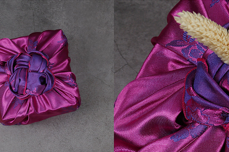 You can see the silky-smooth texture of the Korean gift wrap in blue-violet and vermilion.