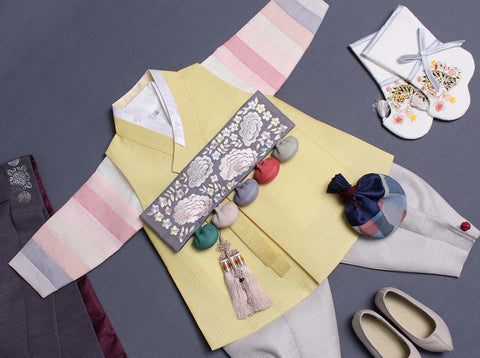 The Dol belt allows the lemony colored baby boy hanbok to stand out and also maintain traditional feel and look.