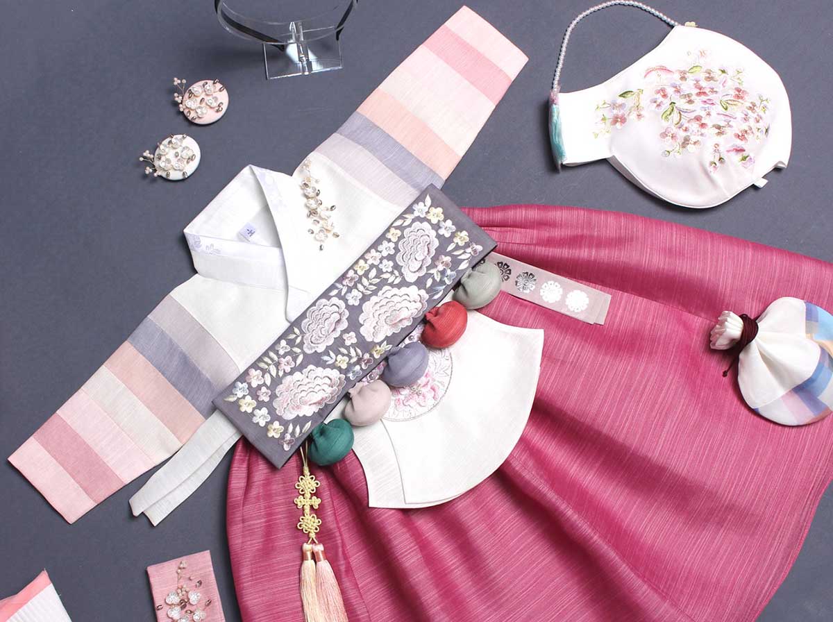 Here is a picture of the floral Dol belt on the scarlet and white baby girl hanbok.