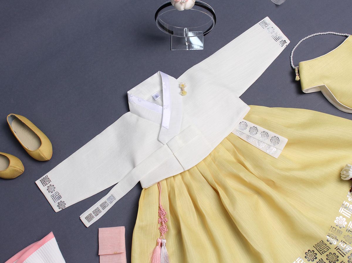 Pictured with the Dol belt on the lemon and blanch baby girl hanbok allows you to see how dazzling it looks paired together.