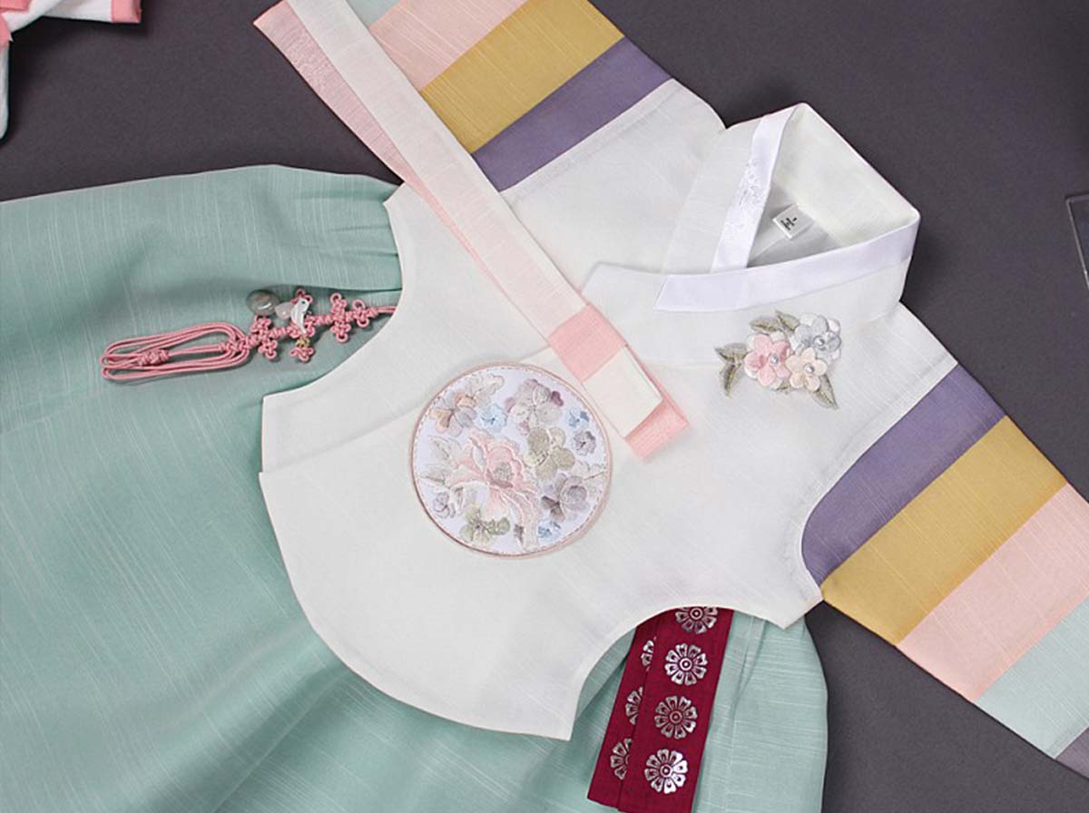 The baby girl hanbok in cream and azure will make your baby girl feel pretty and loved when she puts it on.