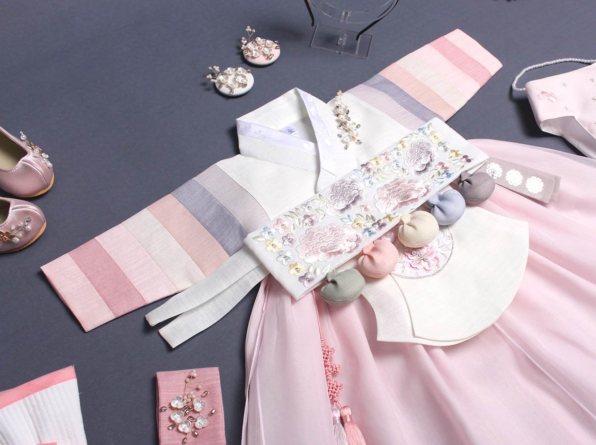 Notice that the Dol belt matches perfectly with the blush and alabaster hanbok.