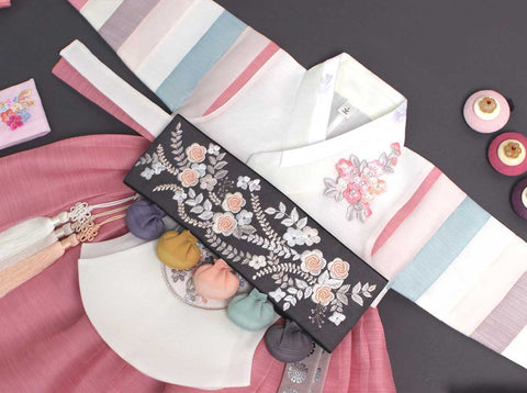 An up close look at the floral Dol which really brings the whole outfit together when you choose the baby girl hanbok in roseate and lily-white.