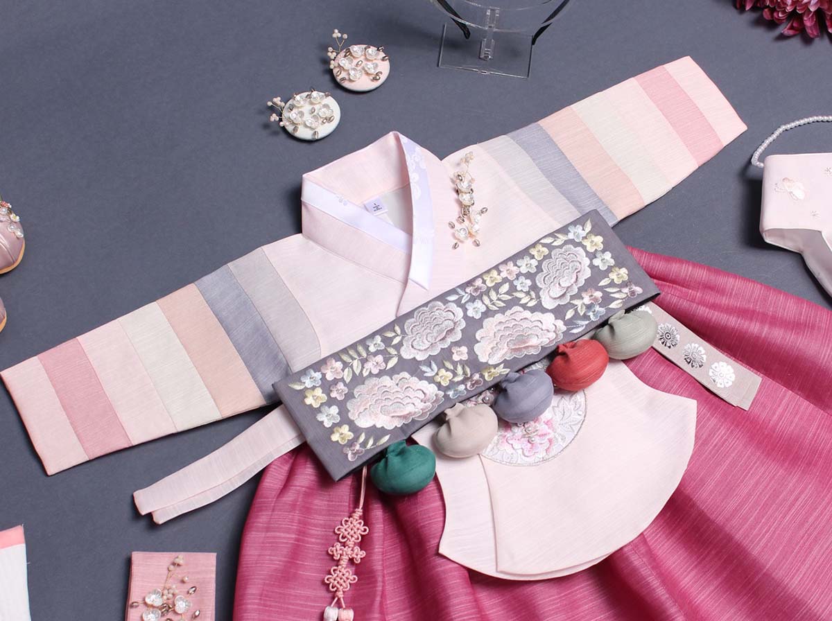 The Dol belt is part of the Dol hanbok and really looks charming with the various shades of pink in the hanbok.
