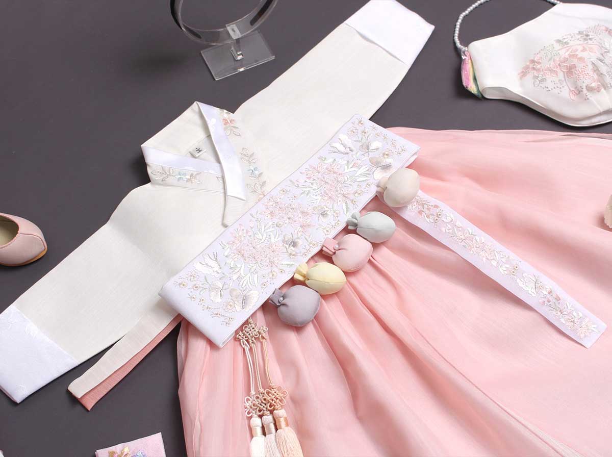 Here you can see the flower design on the flush and creamy baby girl hanbok Dol belt which really amplifies the look and is pleasing to the eye.