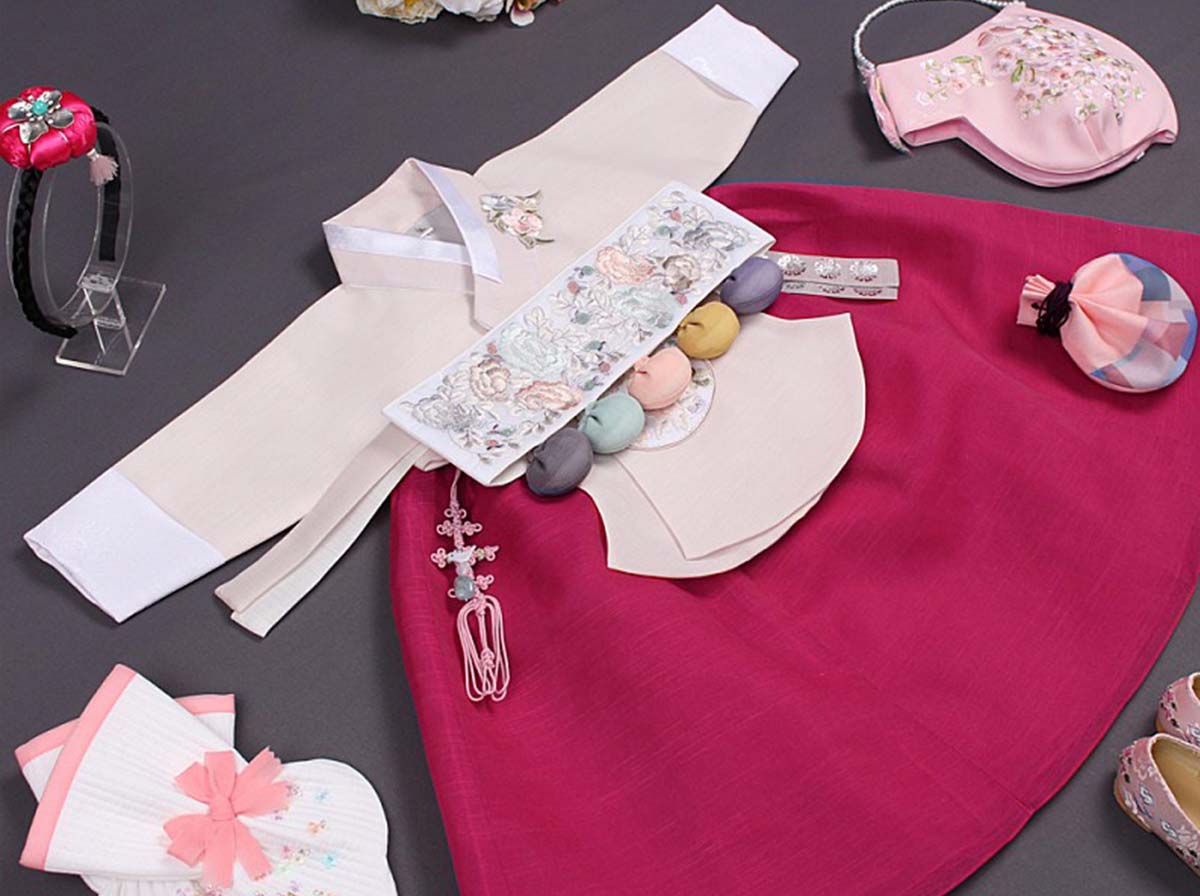 The baby girl hanbok in lily-white and ruby red is sophisticated and enchanting when baby girl wears it to a special occasion.