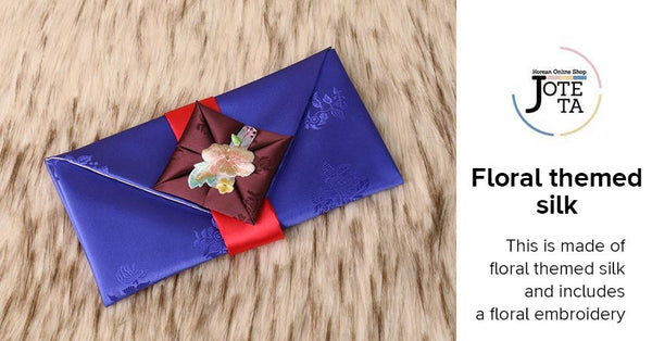 The features of the floral silk money envelope. This is made of floral themed silk and has a beautiful floral embroidery near the opening.