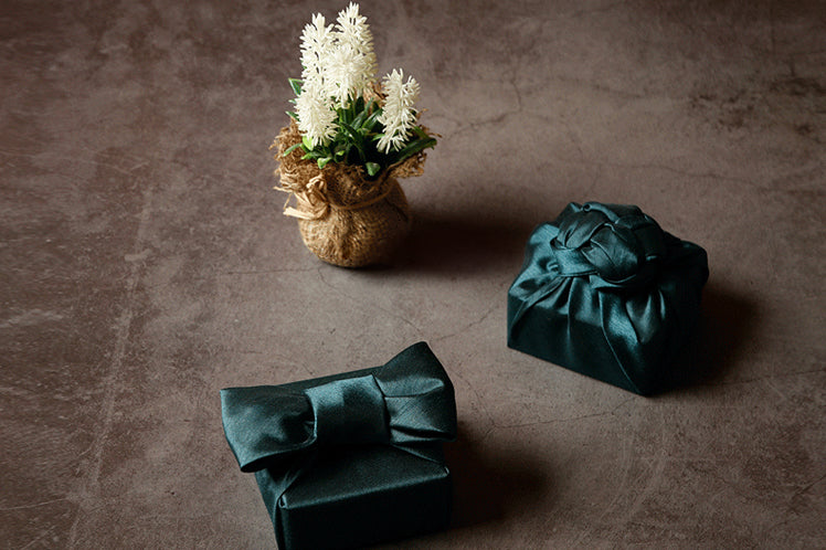 Forest green fabric wrapping paper is ideal for formal events and Korean holidays.