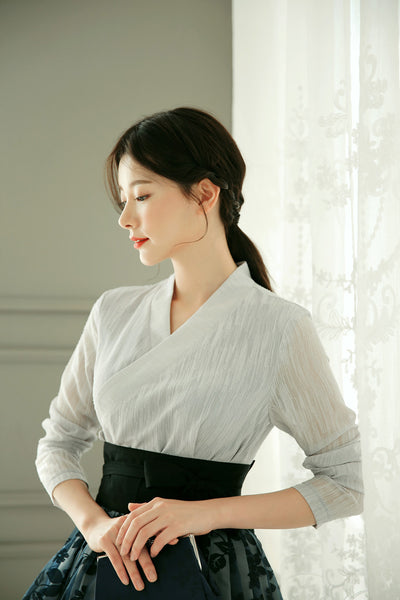 The light ash colored modern hanbok dress can be worn comfortably while at work or school.