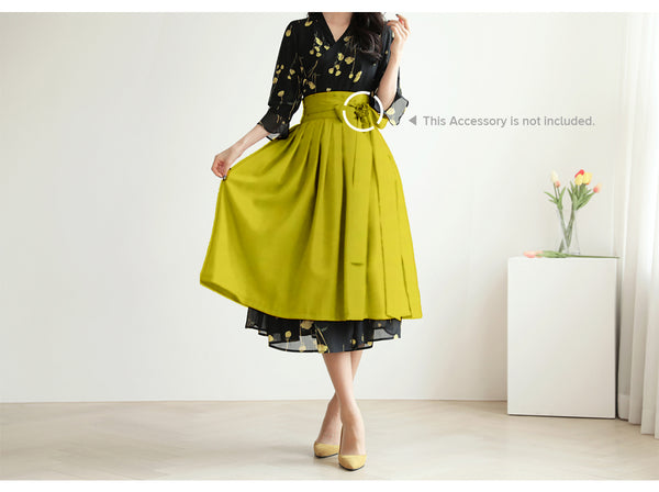 The flowers on this midnight and golden modern hanbok dress make it an ideal outfit for spring and summer.