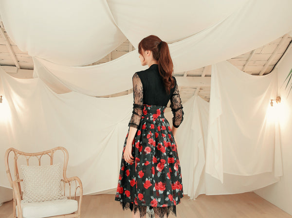 A jet black modern hanbok blouse in floral print makes you look radiant and timeless.