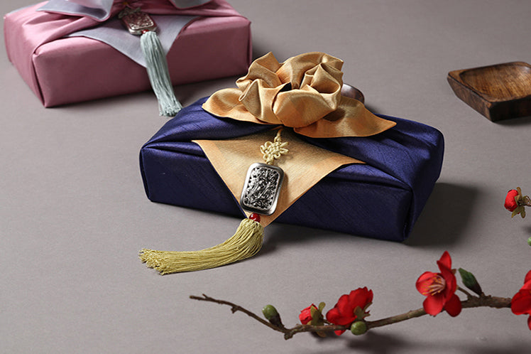 Add a heartfelt garnish to any gift by using the Square Arabesque tassel.