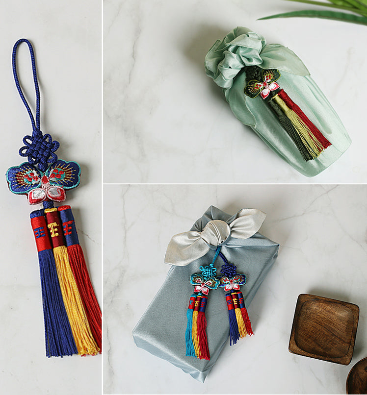 When you use the Cute Butterfly Trio Tassel Norigae as a finish for your presents, you'll notice how cute and charming it is for both boys and girls.