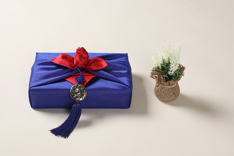 Circle Arabesque Norigae in royal blue is perfect for a special boy in your life and adds decadence to the present.