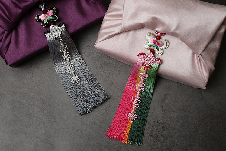The beauty of the striped tassel is seen clearly in this picture.