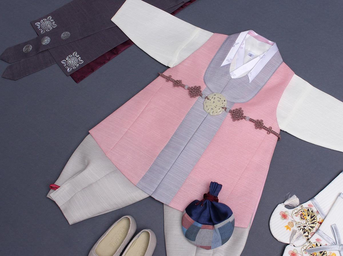 Whether you need a hanbok for 100 day or 2 years old, the Baby Boy Classy Prince Hanbok in light coral is the perfect way to show off your handsome little guy.