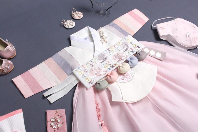 Here is what the Dol baby girl hanbok in rose and cream looks like with the Dol belt which comes with that selection.