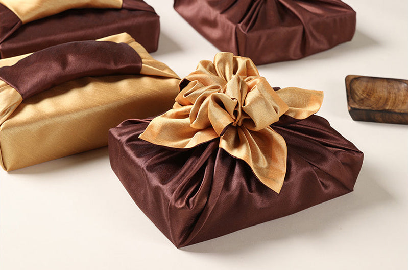 With this Korean Bojagi, you can twist the gift wrapping cloth to make a svelte ornament.