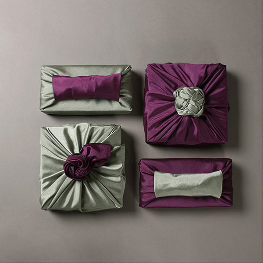 It's very simple to bring elegance to the Bojagi art simply by making a swanky decoration on top of the wrapping cloth.