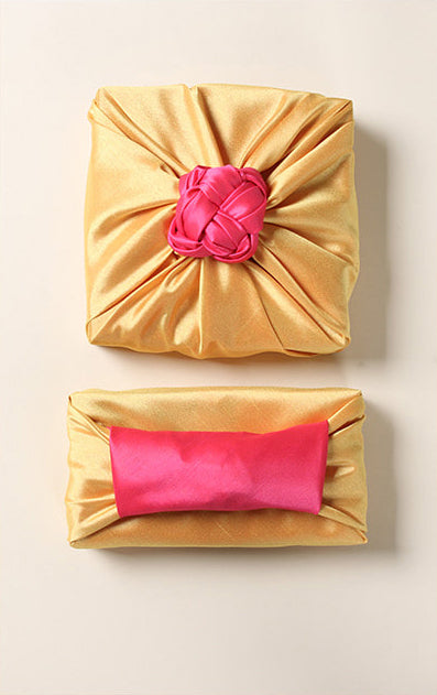 A look from the top shows you just how magnificent the salmon and lemon colors go together to make this a luxury gift wrap suited for spring or summer functions.