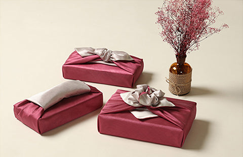 Dark plum and gray bring a heavenly look to any present. Wrapping presents with fabric is majestic and personal.
