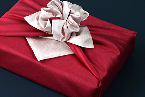 Ruby and light rose bring a touch of sophistication to any party. An eye-catching fabric wrapping cloth for men or women.