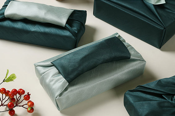 Add garnishment to the top of the olive and aqua Korean wrapping cloth for an even more extravagant look.